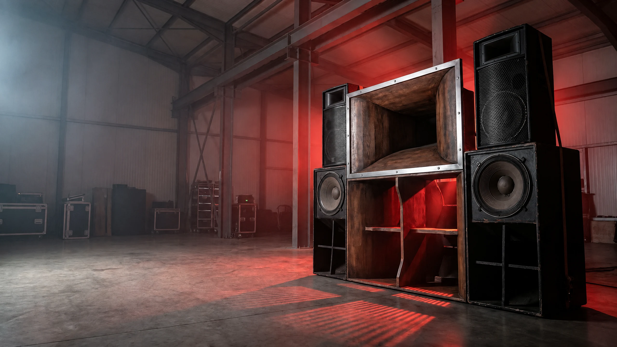 Ilustrasi AI susunan speaker musik dalam ruang gudang gelap dengan cahaya merah
